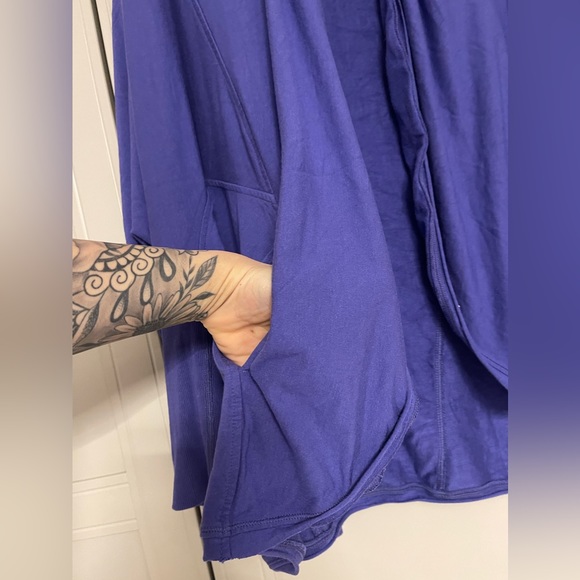 Lululemon To & Flow Wrap in Heathered Mod Iris Flower - Picture 12 of 15